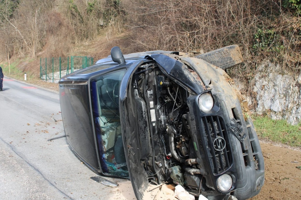 Voznika, ki se je prevrnil pri Sotelskem, so prepeljali na brežiško urgenco. (Fotografije: PGE Krško)