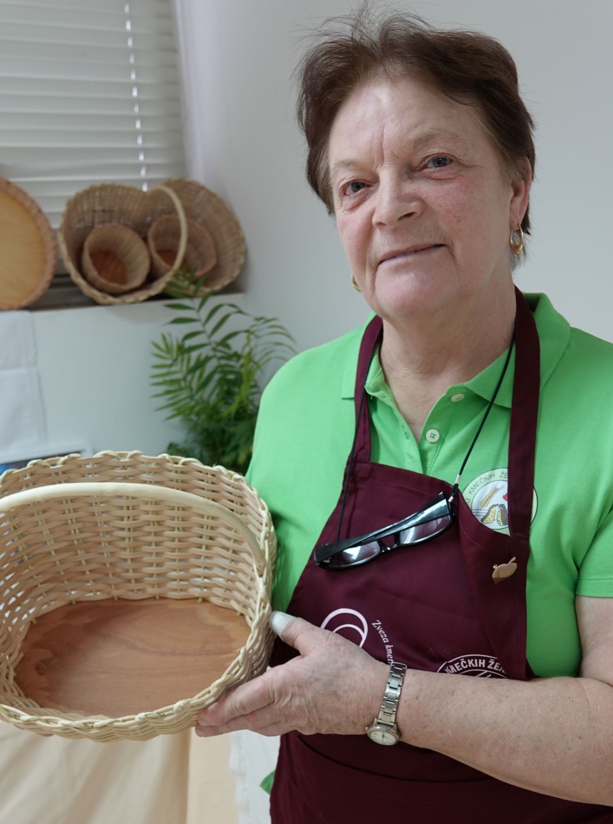 Marica Zupančič  - izdelki domače obrti iz pletenega šibja.