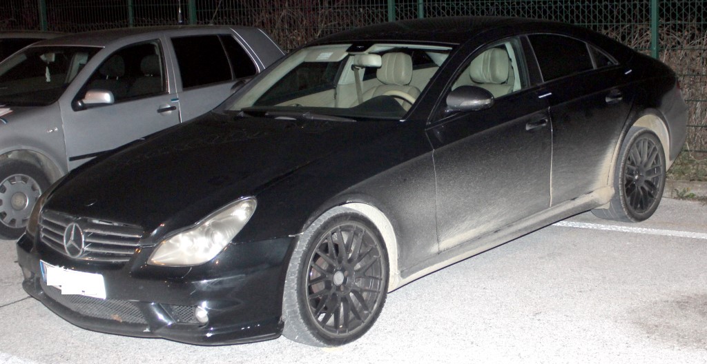 Mercedes, v katerem je Romun tihotapil sedem turških državljanov (Foto: PPIU Novo mesto)