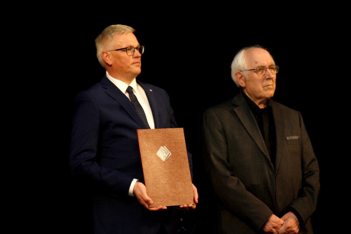 Vinko Šebrek (desno)  je prejel častno priznanje, ki mu ga je izročil predsednik ZKD Brežice Jože Denžič.