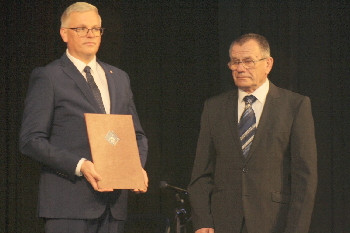 Ignac Slakonja (desno) je prejel častno priznanje, ki mu ga je izročil predsednik ZKD Brežice Jože Denžič.