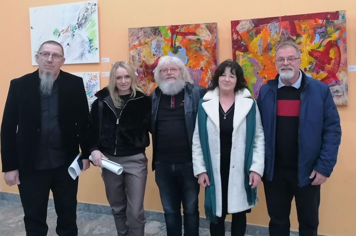 Peterica dolenjskih in posavskih umetnikov na tokratni razstavi v Šentjerneju