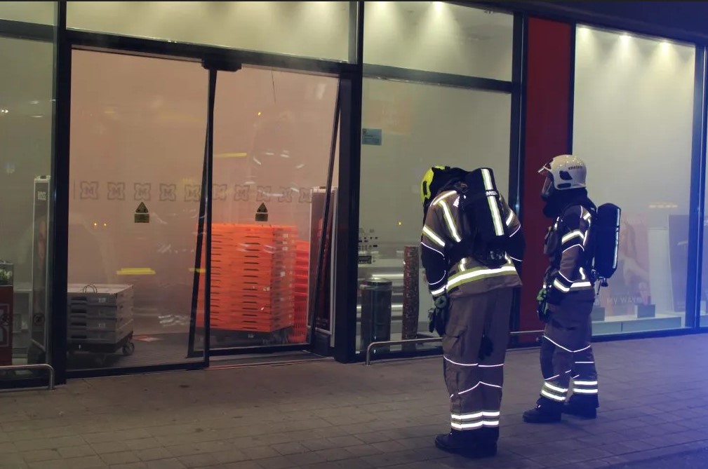 Krški poklicni gasilci včeraj zjutraj v krškem nakupovalnem centru (Fotografiji: PGE Krško)