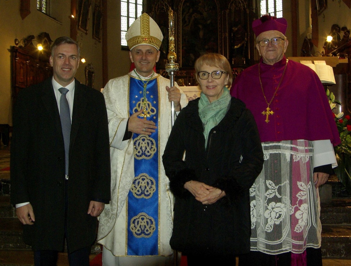 Z novim novomeškim proštom in škofom sta se rada fotografirala tudi novomeški župan Gregor Macedoni in poslanka v DR RS dr. Vida Čadonič Špelič.
