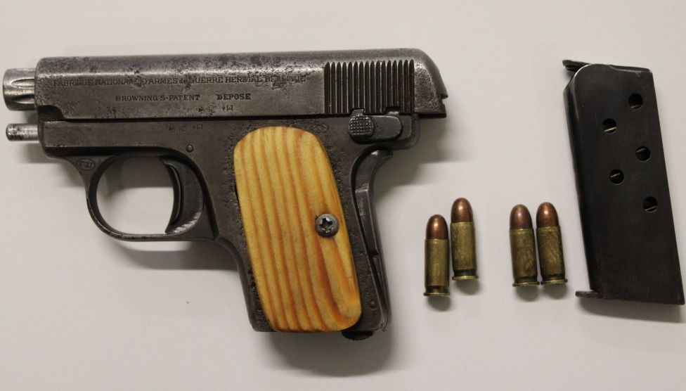 Pištola, s katero je moški skušal vstopiti v poslovne prostore v Trebnjem. (Foto: PP Trebnje)