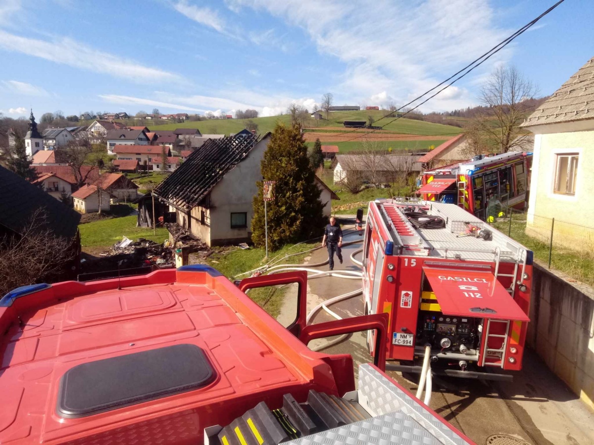 Včerajšnji požar je uničil hišo v Gorenjih Kamencah. (Foto: PGD Kamence)