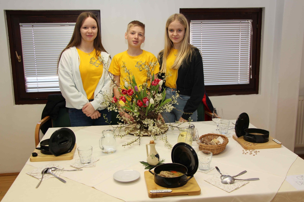Med osnovnošoci so komisijo najbolj prepričali učenci OŠ Dramlje z nalogo Drameljske jedi na žlico.