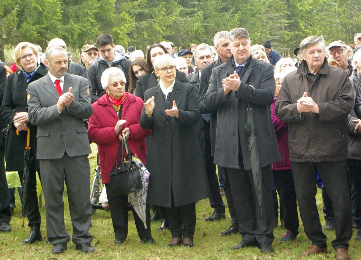 Zbrani gostje na spominski slovesnosti na Javorovici
