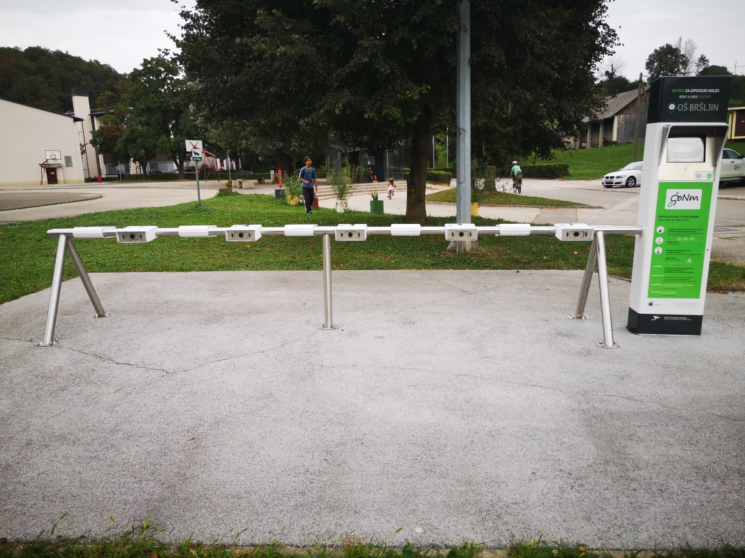 Postajališče pri Osnovni šoli Bršljin je bilo lani brez koles več tednov; pravzaprav vračanje koles sploh ni bilo mogoče. (Foto: G. Blaić, arhiv DL)