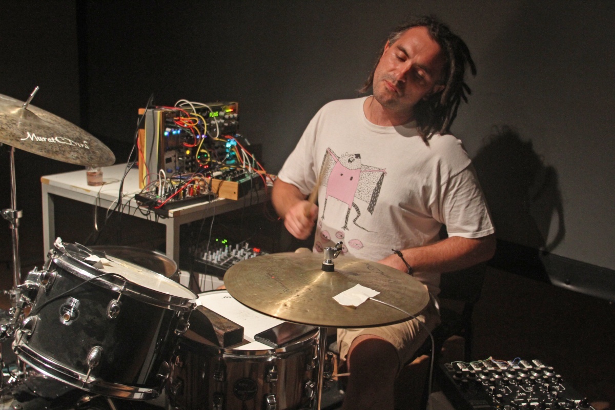 Elvis Homan med bobni in elektroniko (Foto: I. Vidmar)