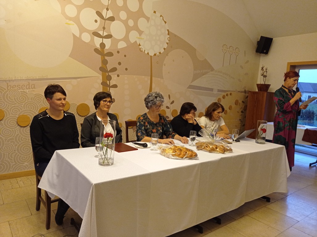 Zbrane je najprej pozdravila Alenka Žugič Jakovina (desno). V pogovoru, ki ga je vodila Anica Žugič (v sredini), so sodelovale (z leve) Mateja Zlobko, Jana Starc, Fanika Zagorc in Mojca Hvala Cerkovnik.