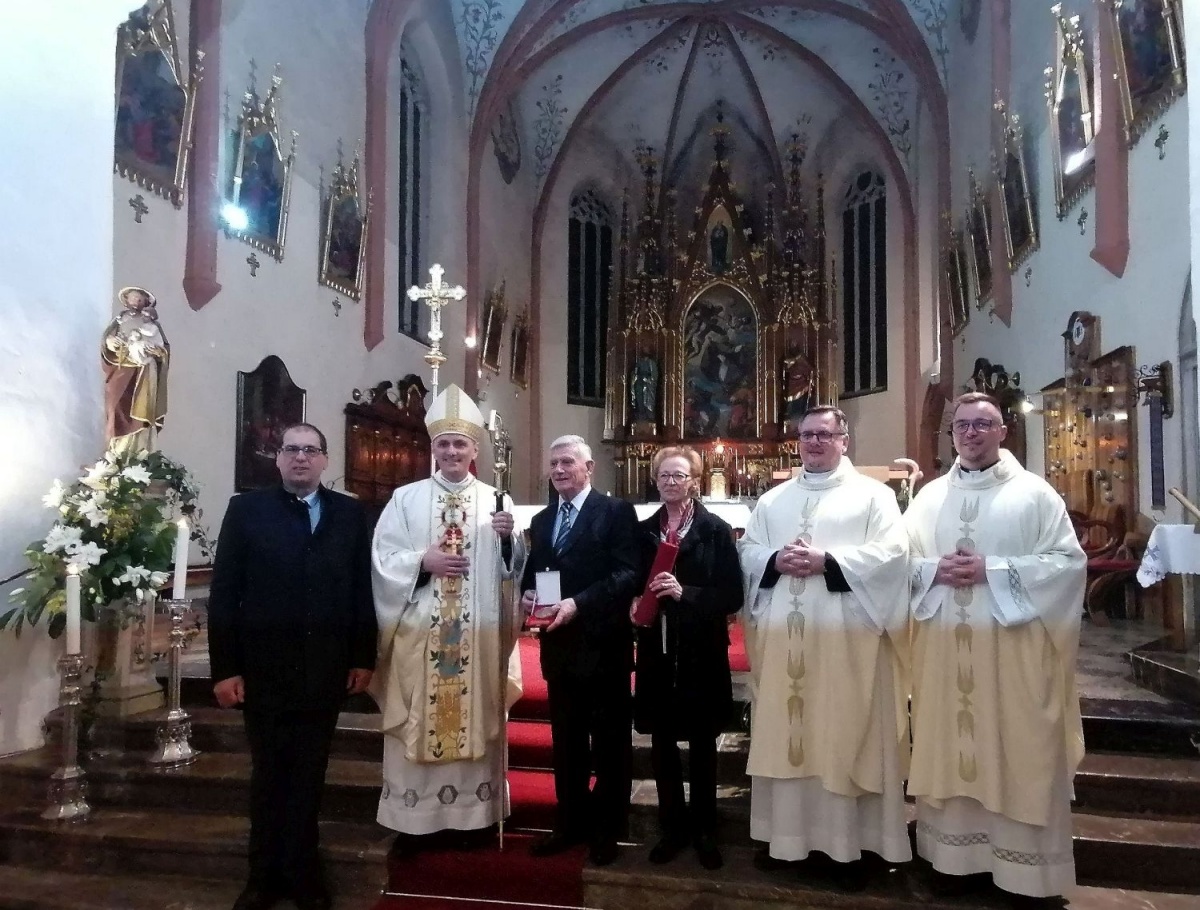 Stane Kralj (v sredini) z ženo Ljubico in s škofom Andrejem Sajetom, ivanškim županom Dušanom Strnadom (na levi) ter z g. Urošem Švarcem in g. Dejanom Pavlinom (na desni).
