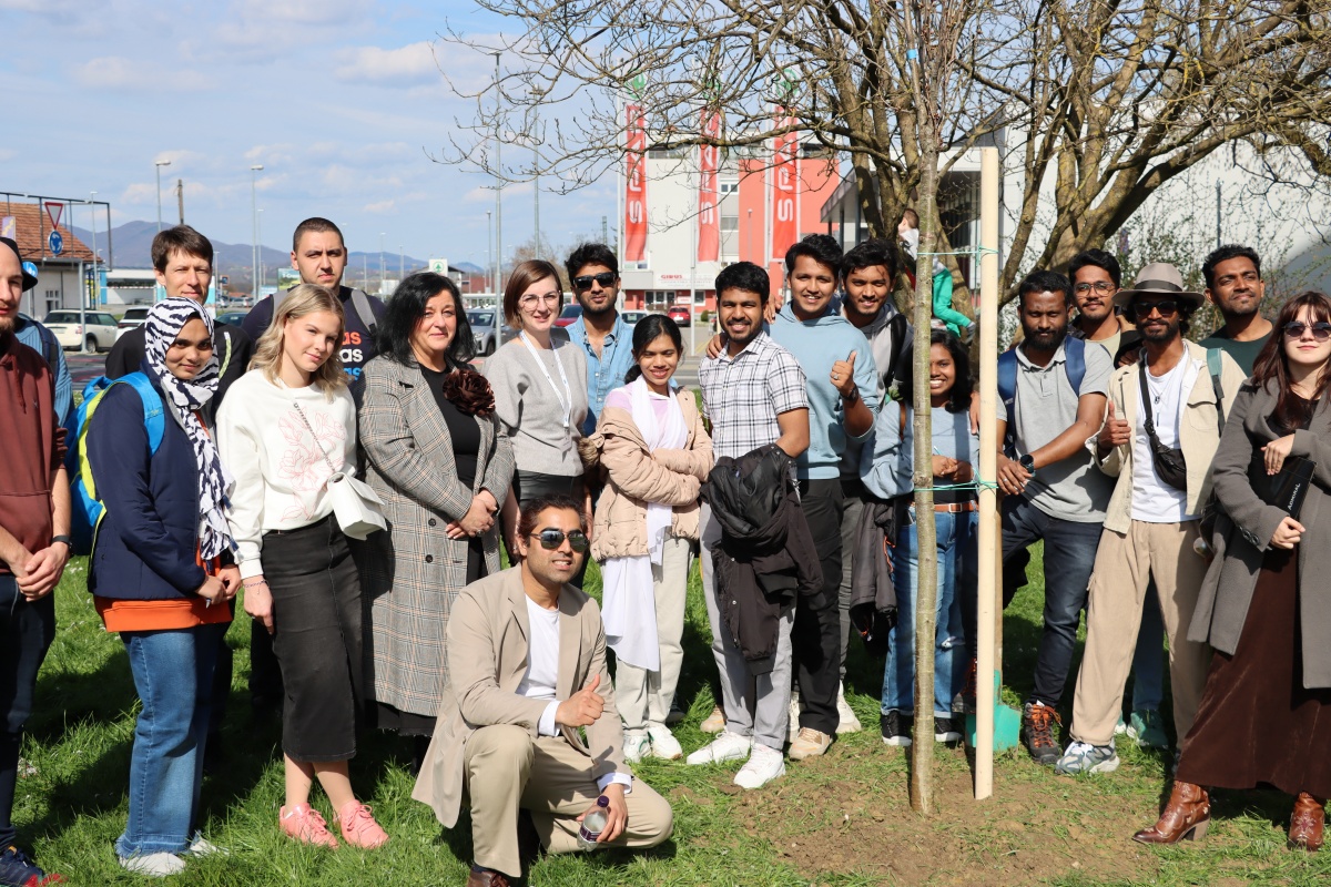 Za trajnostno prihodnost - študenti posadili prva drevesa bodočega parka