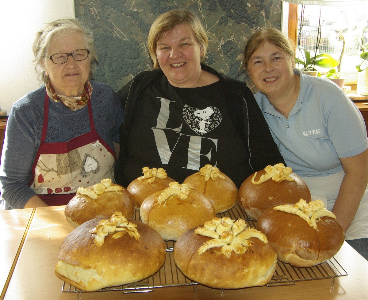 Trojica se veseli lepih izdelkov (od leve proti desni): vodja delavnice Olga Vene, predsednica društva Danijela Pavlič in gostiteljica Tanja Luzar.