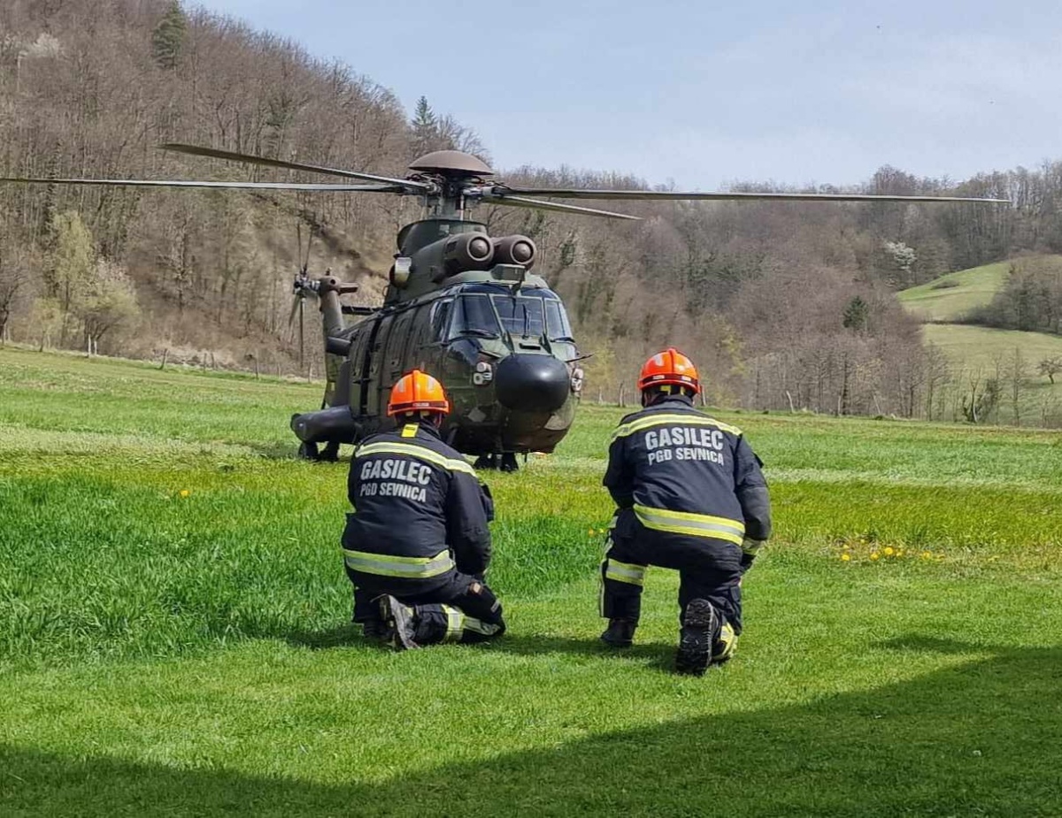 Sevniški gasilci so danes zavarovali kraj pristanka helikopterja in pomagali reševalcem. (Foto: PGD Sevnica)