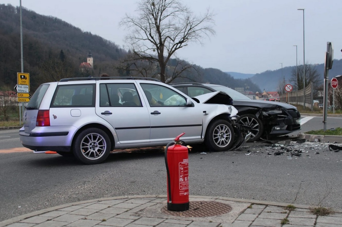 FOTO: Nesreča na krški obvoznici