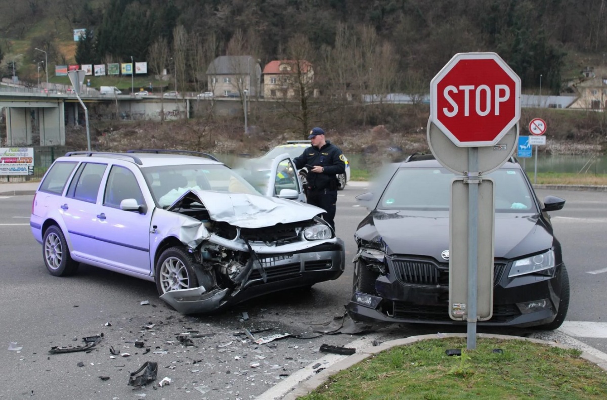 Nesreča na krški obvoznici, en voznik je bil lažje poškodovan. (Foto: PGD Krško)