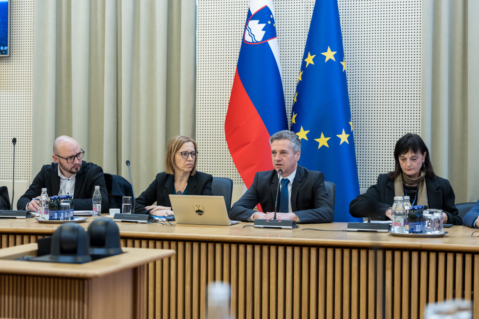 Današnji sestanek z ministrico Valentino Prevolnik Rupel in predsednikom vlade Robertom Golobom (Foto: Ministrstvo za zdravje)