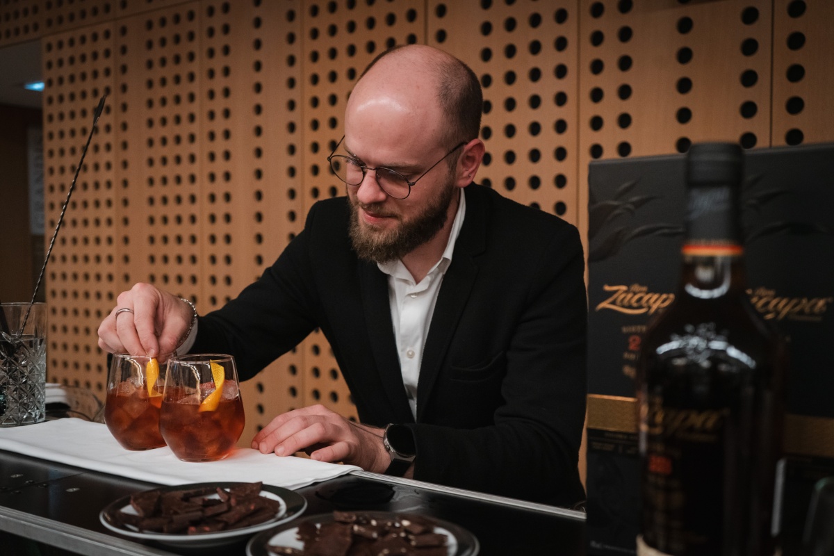 Brand ambasador Uroš Krašovec iz podjetja PPD GLOBAL je na dogodku pripravljal odličen koktajl Zegroni na osnovi ruma Zacapa Solera. Gre za večkrat nagrajeni super premium rum, ki ga starajo na 2300 m nadmorske višine v Gvatemali, kar prinese popolno ravnovesje okusov in arom.