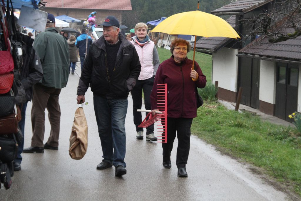 Brez dežnika na Gregorjevem sejmu na Veseli Gori letos ni šlo. 
