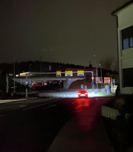 Tudi semaforji pri Planetu Tuš v Novem mestu sinoči zaradi izpada elektrike niso delovali. (Foto: FB PKD)