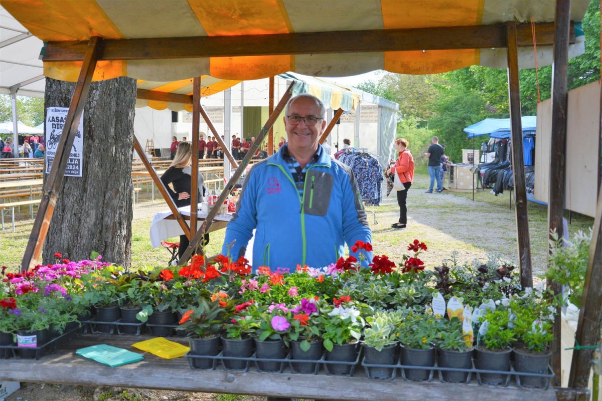 Na Šentjernejskem pomladnem sejmu ni umanjkala Cvetličarna Miklavčič iz Gorenje Brezovice pri Šentjerneju s svojimi pomladnimi sadikami cvetlic.