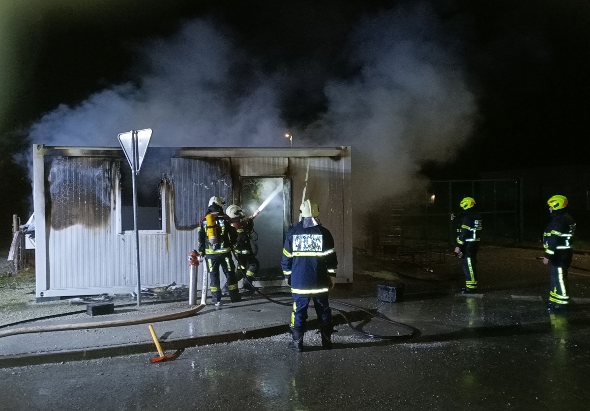 Škocjanski gasilci so pogasili požar na romskem vrtcu v Dobruški vasi pred mesecem dni. (Foto: PGD Škocjan)