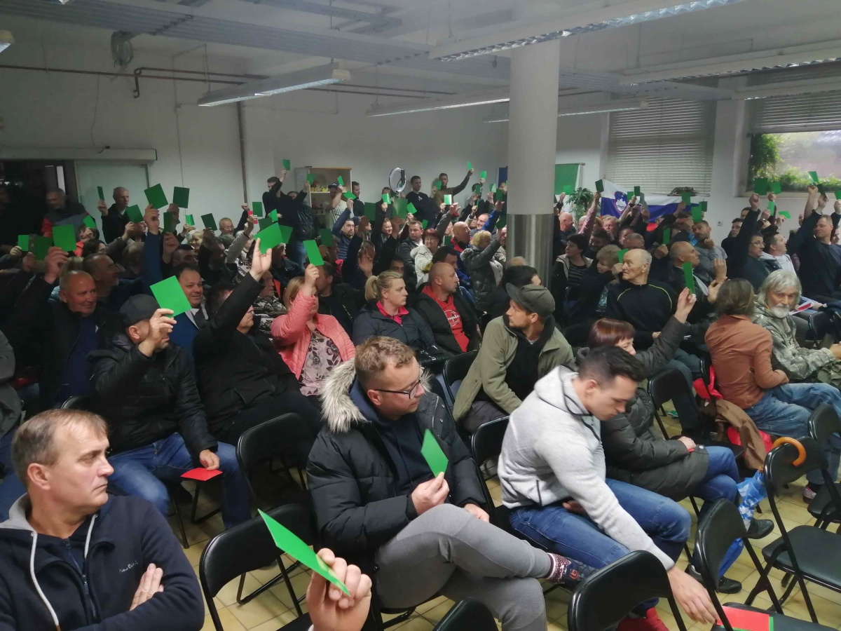 Zeleni kartončki za potrditev predlaganih sklepov Civilne iniciative ZA  občanom in okolju prijazno Občino Žužemberk. (Foto: M. Ž.)