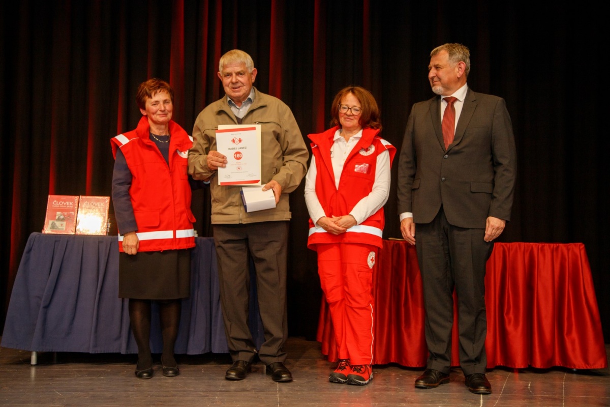 Z leve proti desni: Podpredsednica RKS OZ Sevnica Jelka Bec, Janez Radej, sekretarka RKS OZ Sevnica Mojca Pinterič Krajnc in župan Srečko Ocvirk