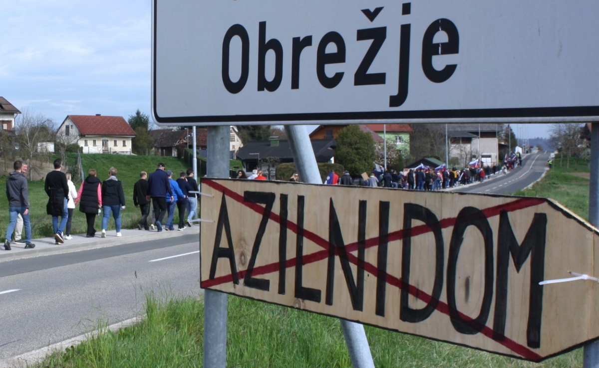 Včeraj so se protestniki zbrali na Obrežju, kjer, kot pravijo, ne bodo dopustili odprtje azilnega centra. (Foto: M. L.)