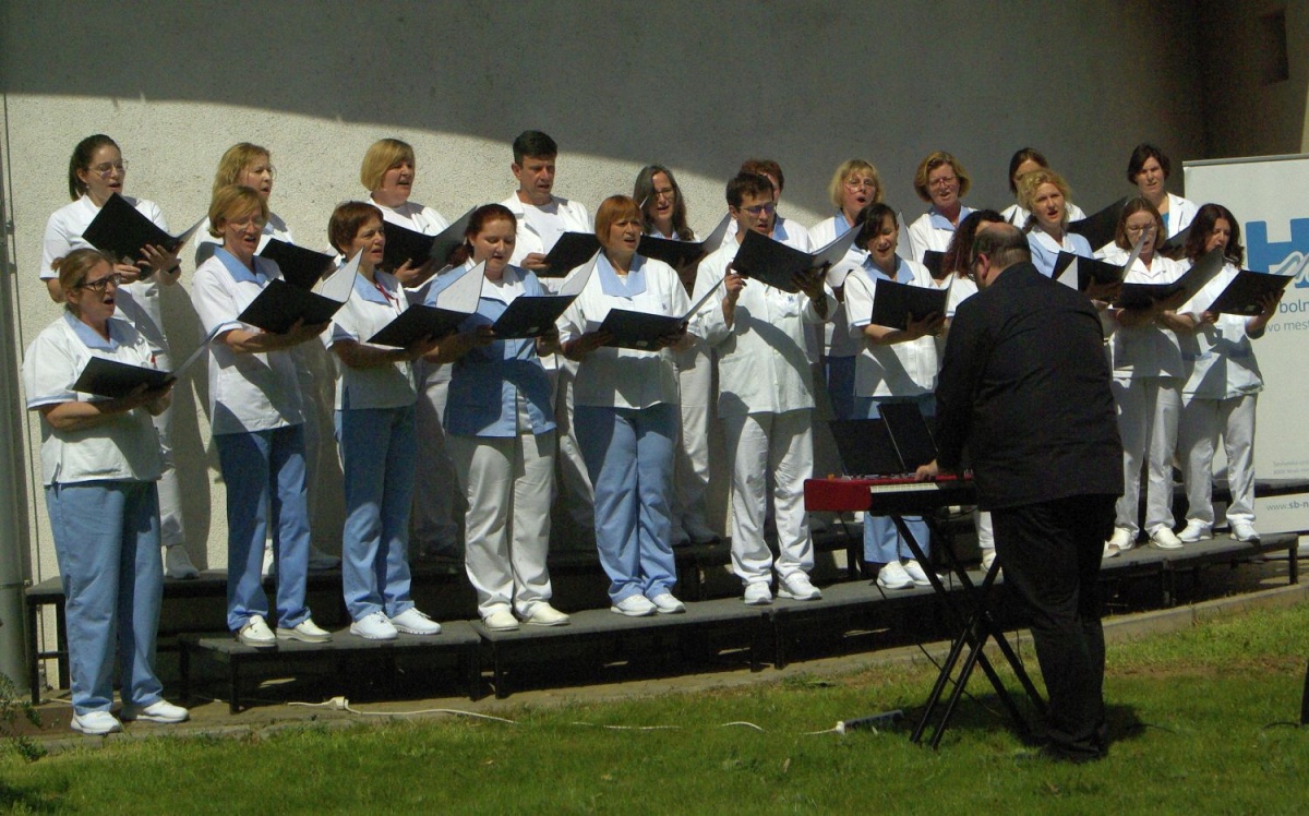 Prvič se je predstavil bolnišnični pevski zbor, ki ga vodi Jernej Fabijan.