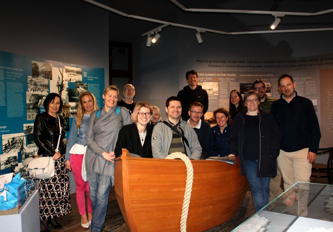 Prvo noč geografije v Posavju so končali v Posavskem muzeju v kopiji čolna, s kakršnim so včasih vozili tovor po Savi.