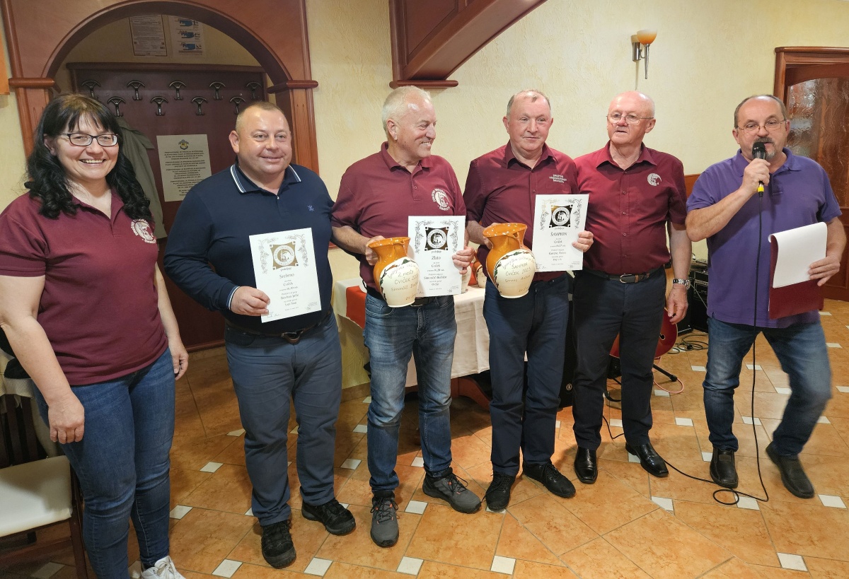 Najboljši vinogradniki so prejeli priznanja (od leve proti desni): Jože Bovha, Božidar Simončič, Anton Gorenc, potem pa predsednik DV Šmarjeta Sandi Durič in voditelj dogodka Jože.