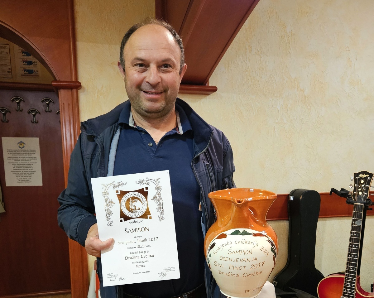 Marko Cvelbar je v imenu družine prejel najvišje priznanje, šampion ocenjevanja za sivi pinot letnik 2019.