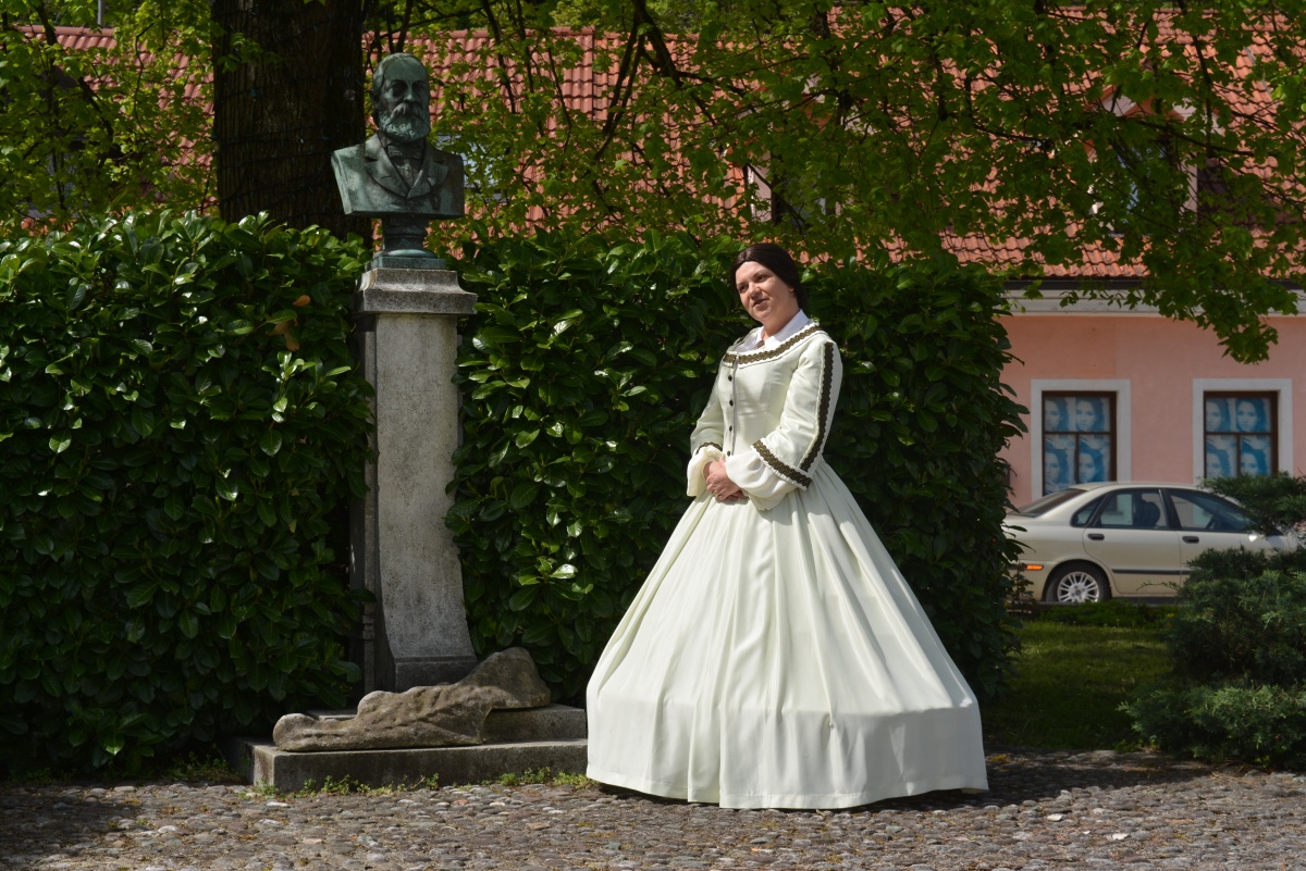 Josipino Hočevar (ob doprsnem kipu njenega moža Martina Hočevarja na Hočevarjevem trgu) je upodobila Ivanka Černelič Jurečič.