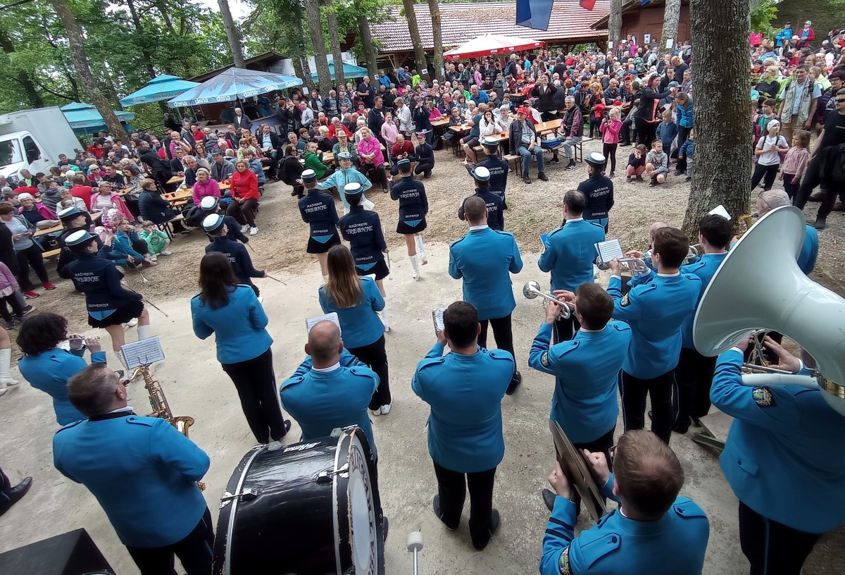 Zbrani množici na Debencu je zaigral Občinski pihalni orkester Trebnje.