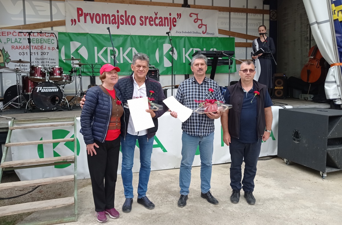 Tomo Ritonija (drugi z leve) in Robert Kabur (tretji z leve) sta prejemnika sindikalnih priznanj za leto 2024. Na prvomajskem srečanju na Debencu sta jima priznanji podelila  Lučka Böhm in Igor Iljaš.