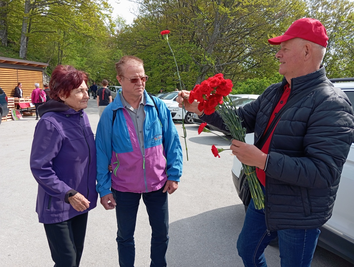 Rdeči nagelj, simbol upora in delavstva.