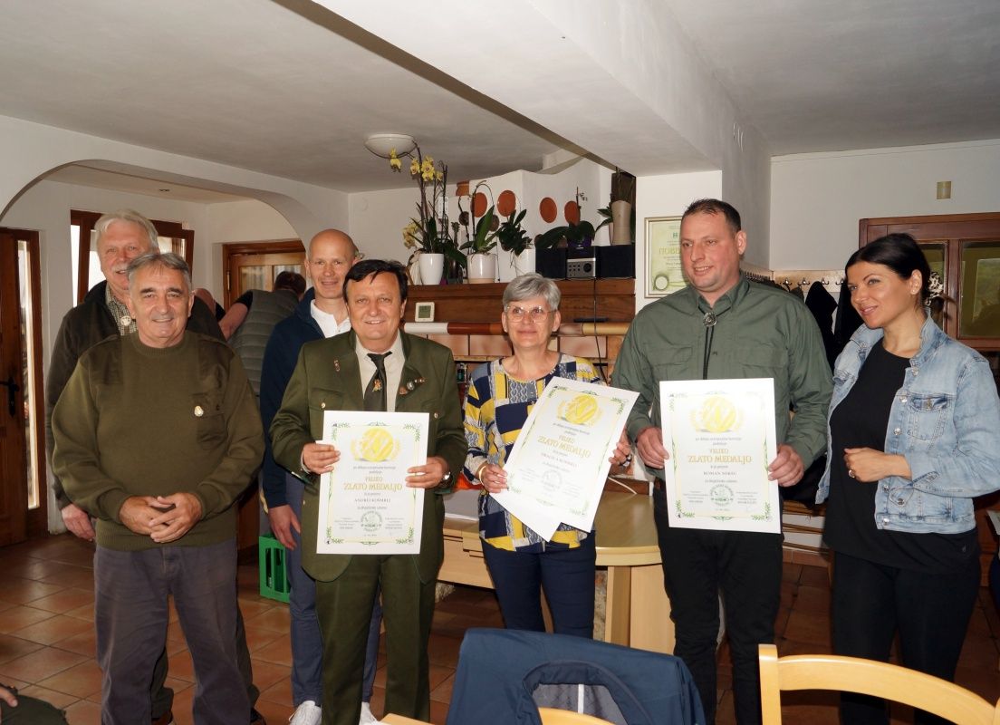 Razglasitev rezultatov ocenjevanja vzorcev na letošnji lovski salamijadi. Najboljšo divjačinsko salamo je dala v oceno Dragica Košmrlj (v sredini). (Foto: B. Babič)