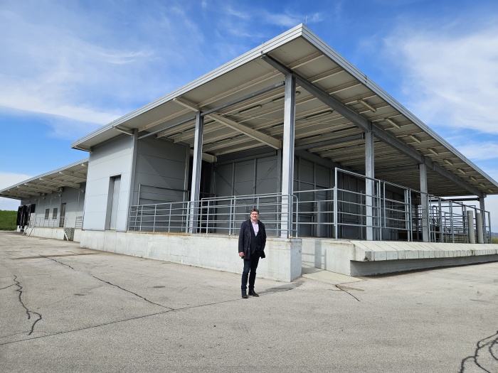 Brežiški župan Ivan Molan na Obrežju pred stavbo, predvideno za azilni center. Slednjemu še naprej odločno nasprotujejo. (Foto: arhiv; Občina Brežice)