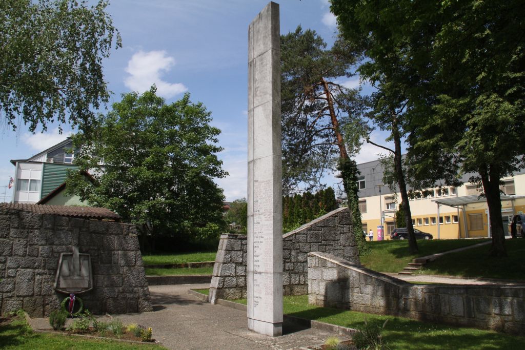 Spomenik NOB v mestnem parku v Trebnjem.