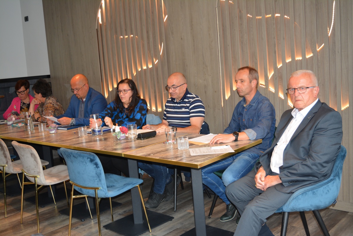 Ob omenjenih treh so na novinarski konferenci sodelovali še Nataša Šerbec, Ivanka Černelič Jurečič, Aleš Stopar in Vlado Bezjak.