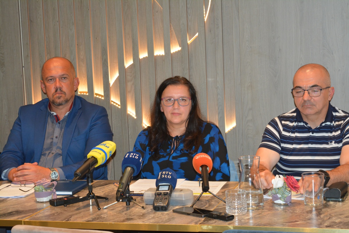 Z leve Mitja Omerzu, Janja Starc in Boštjan Pirc