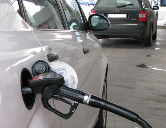 Pri ceni goriva je 43 odstotkov nabavna vrednost bencina, 52 odstotkov  gre v obliki dajatev državi in le 5 odstotkov prejme trgovec z gorivom. (Foto: arhiv DL)