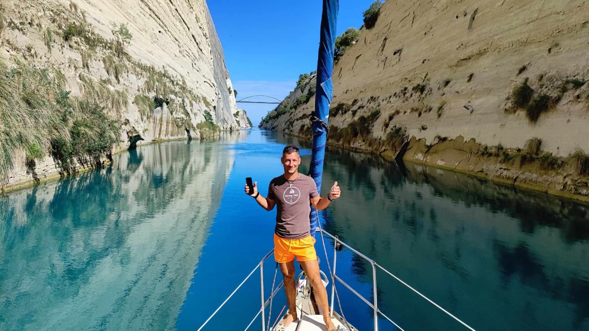 Peter Kočjaž na poti čez Korintski kanal