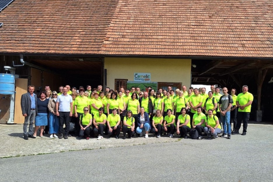 Ministrica Čalušić je obiskala biodinamično kmetijo Černelič, kjer se je  srečala s približno 60 kmetijskimi svetovalci Dolenjske regije. (Foto: MKGP; vse ostale fotografije: MO Krško)