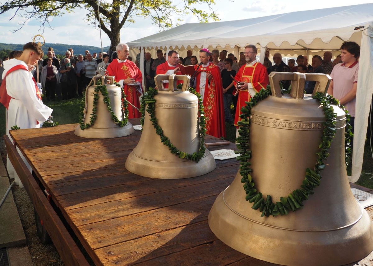 V podružnični cerkvici sv. Florjana v Račjem Selu že zvonijo trije novi bronasti zvonovi. Posvetil in blagoslovil jih je novomeški škof msgr. dr. Andrej Saje.