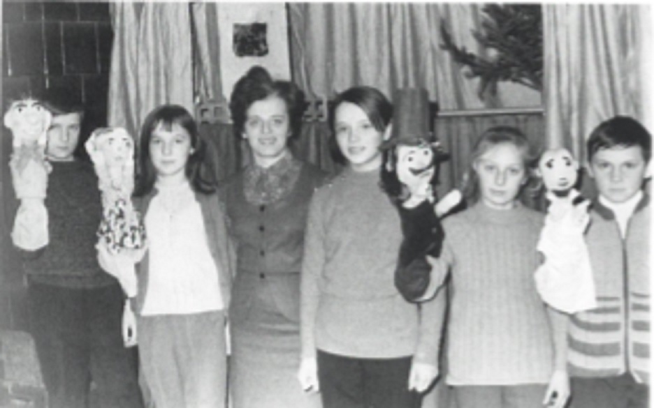 Vida Ščap (tretja z leve) je bila na svoje lutkarje vedno in povsod zelo ponosna. (Foto: Slavko Dokl)