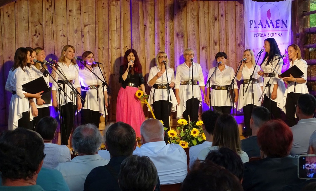 S plamenkami je na sinočnjem koncertu zapela tudi Irena Vrčkovnik (v sredini).