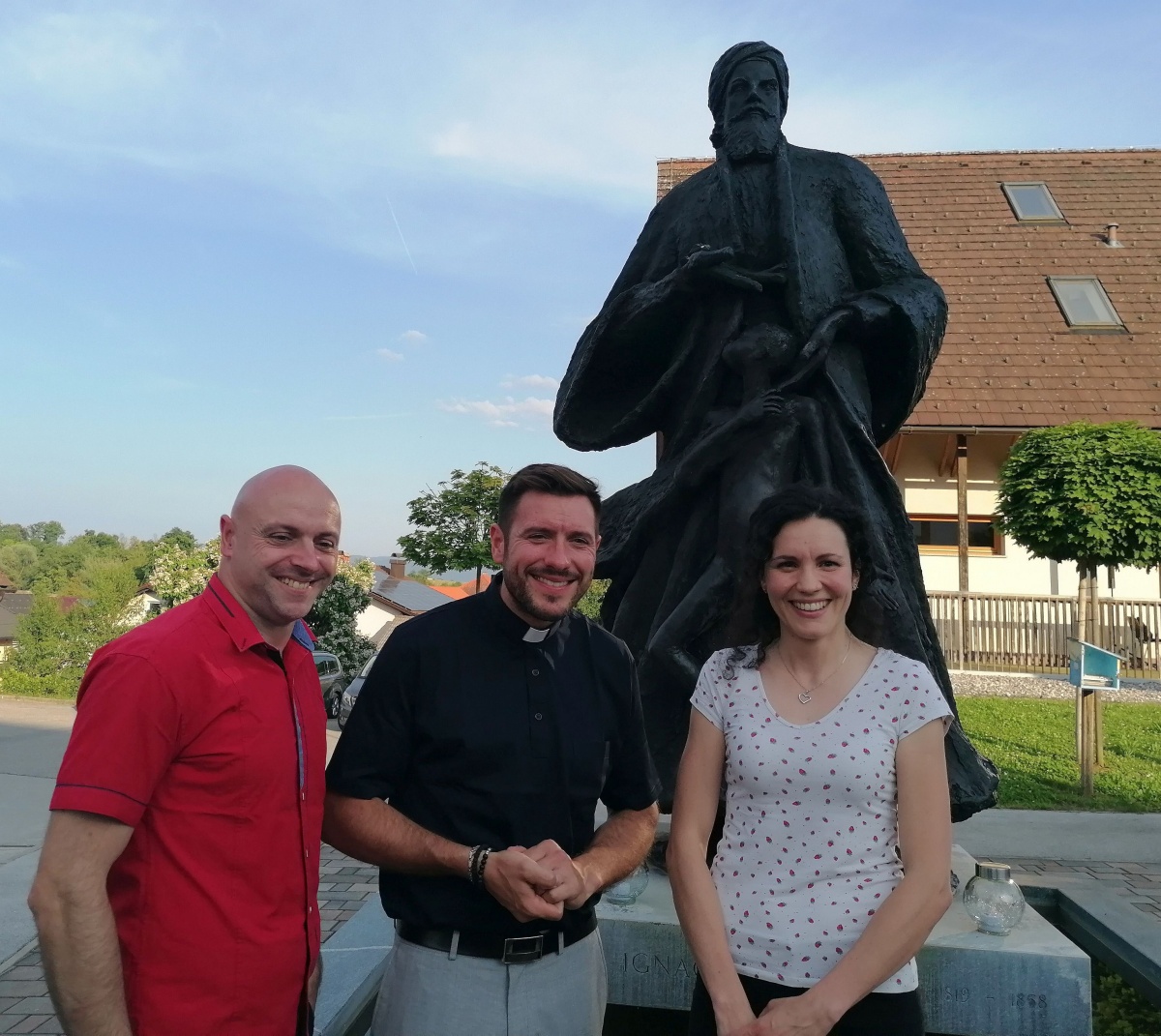 Lojze Grčman, Martin Golob in Zala Štamcar pred Knobleharjevim spomenikom.